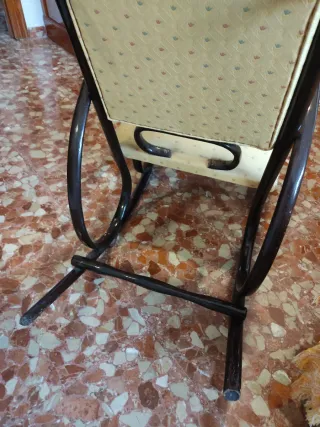 Dolce culla vintage in tessuto e legno