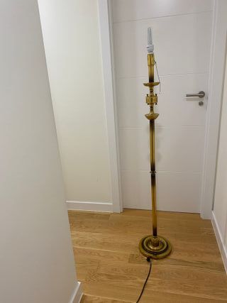 Lámpara de pie metal dorada