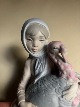 Lladró Vendedora de Pavos