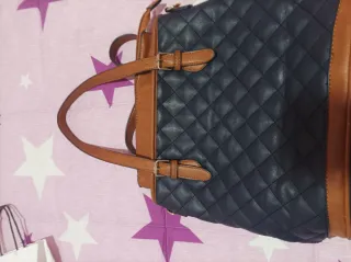 Bolso azul y marrón