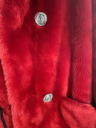 Abrigo pelo sintético rojo con capucha