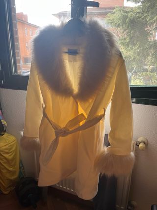 Abrigo elegante blanco con pelo