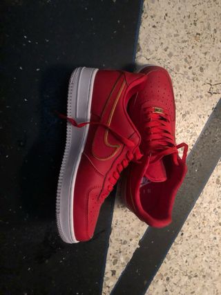 Nike Air Force 1 Roja y Dorada