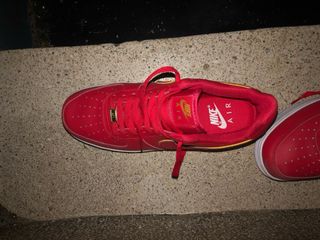 Nike Air Force 1 Roja y Dorada