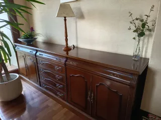 Aparador de salón de madera