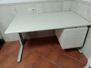 Tavolo da ufficio grigio con cassetti