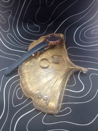 Hoja decorativa dorada y transparente