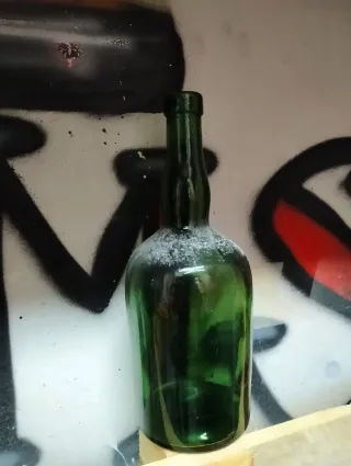 Botella de cristal verde antigua