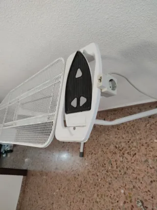 Mesa de planchar blanca