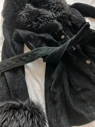 Chaqueta Guess Negra con Pelo