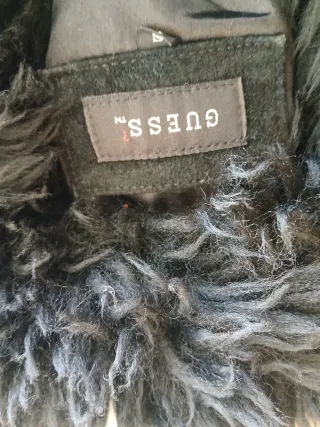 Chaqueta Guess Negra con Pelo