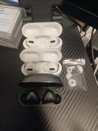 AirPods y Lenovo (Gris y Blanco)