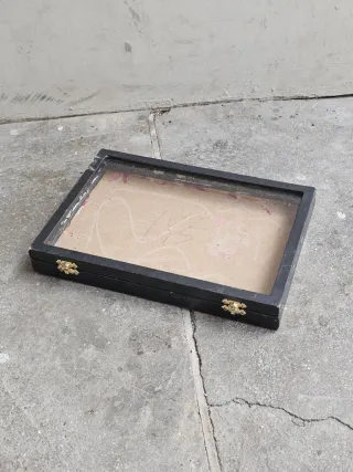 Caja joyero negra con detalles dorados