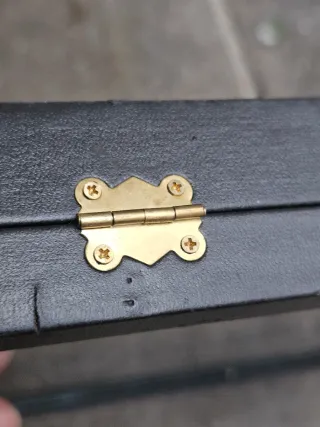 Caja joyero negra con detalles dorados