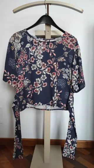 Blusa floreale blu manica 3/4 con nodo