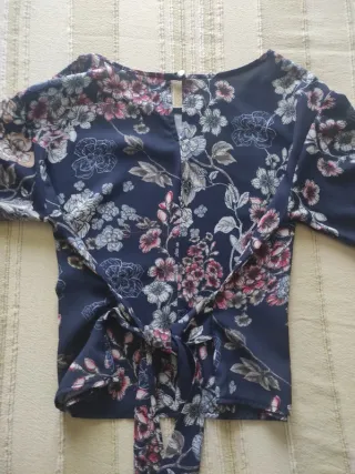 Blusa floreale blu manica 3/4 con nodo