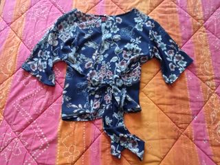 Blusa floreale blu manica 3/4 con nodo