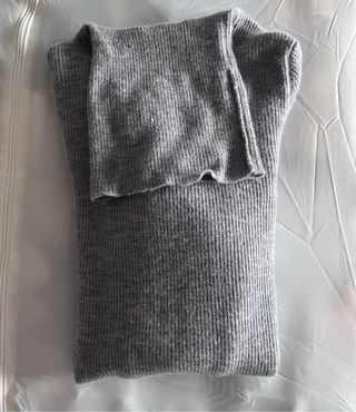 Jersey Uniqlo gris cuello alto