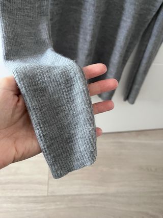 Jersey Uniqlo gris cuello alto