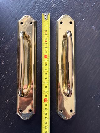 Dos tiradores de puerta dorados