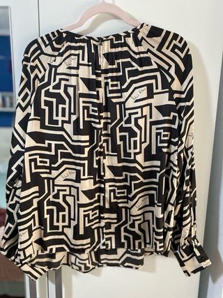 Blusa Beige y Negra con Estampado Geométrico