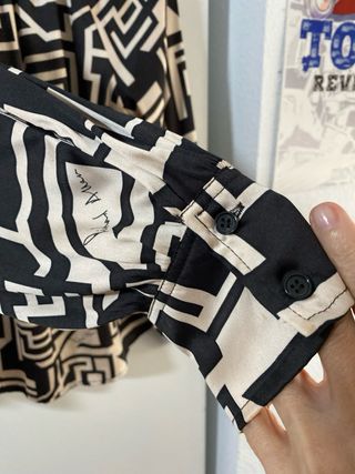 Blusa Beige y Negra con Estampado Geométrico