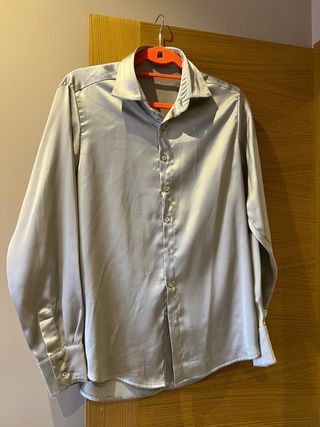 Traje completo de hombre azul, dorado y plateado.