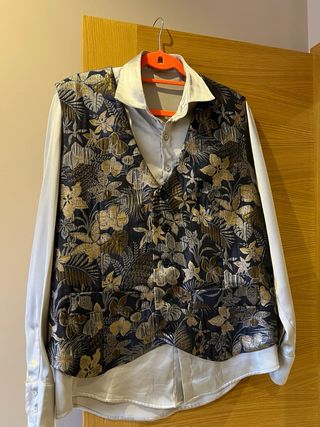 Traje completo de hombre azul, dorado y plateado.