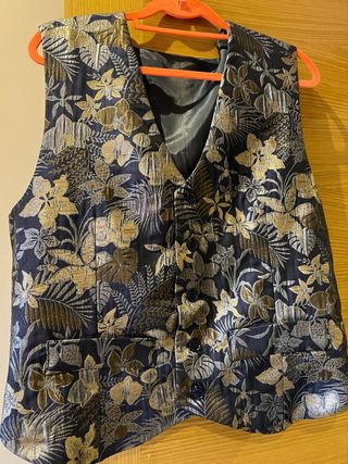 Traje completo de hombre azul, dorado y plateado.