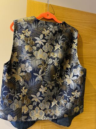 Traje completo de hombre azul, dorado y plateado.