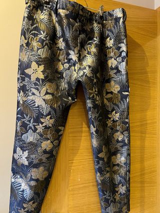 Traje completo de hombre azul, dorado y plateado.