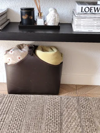 Guarda mantas / revistero de piel