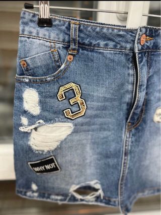 Falda vaquera asimétrica con parches