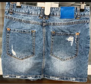 Falda vaquera asimétrica con parches