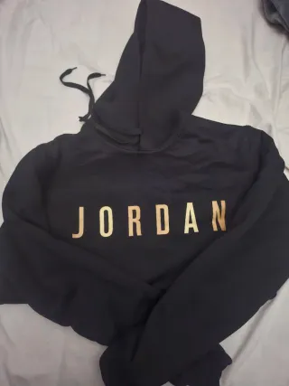 Sudadera Jordan Negra con Logo Dorado