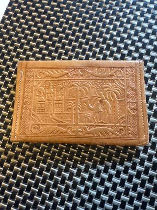 Billetera de piel árabe con relieve