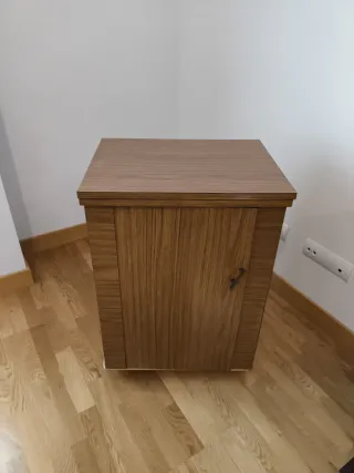 Máquina de coser antigua SINGER con mueble.
