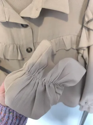 Blusa beige con volantes