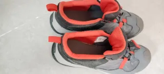 Zapatillas montaña niña grises y rojas