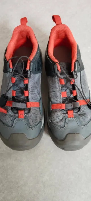 Zapatillas montaña niña grises y rojas