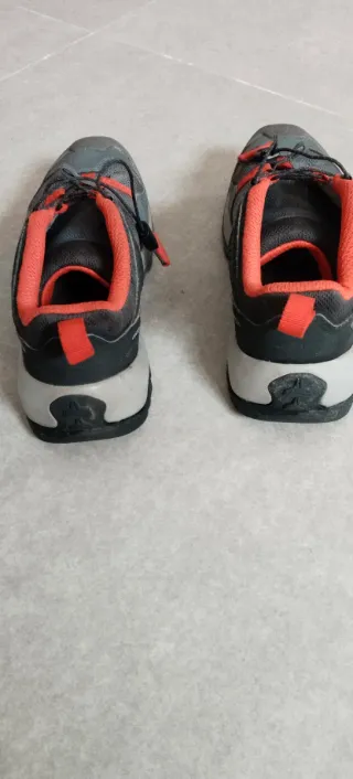 Zapatillas montaña niña grises y rojas