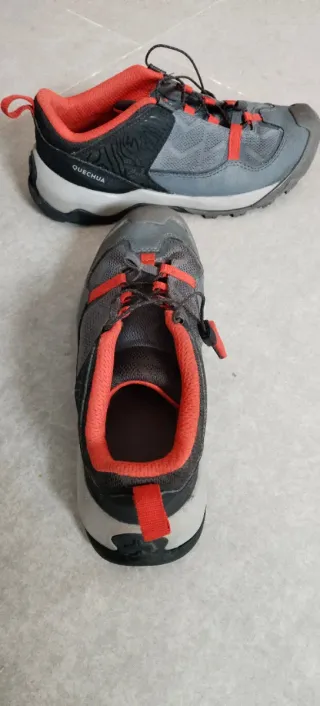 Zapatillas montaña niña grises y rojas