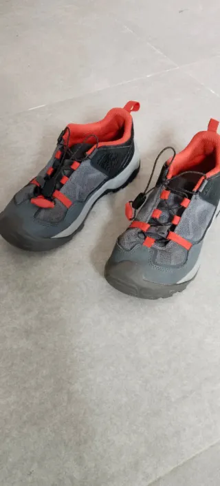 Zapatillas montaña niña grises y rojas