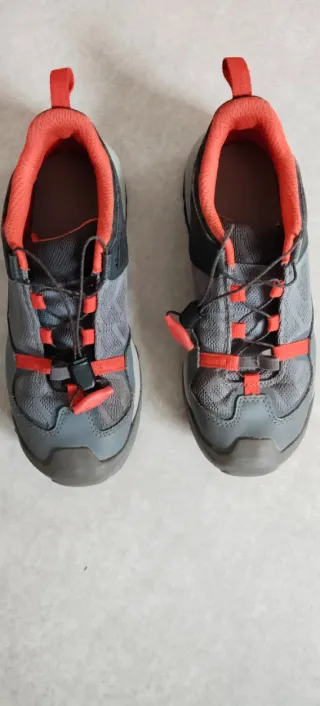 Zapatillas montaña niña grises y rojas