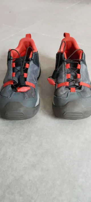 Zapatillas montaña niña grises y rojas