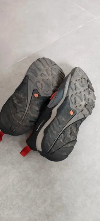 Zapatillas montaña niña grises y rojas