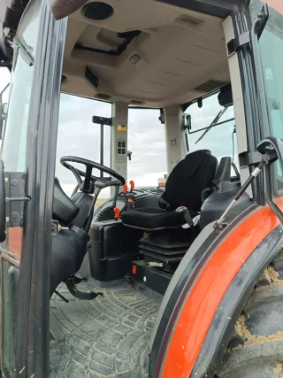 Tractor Kioti DK904C Naranja