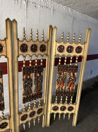 Biombo de madera tallado estilo castellano