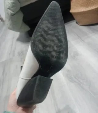 Botines cowboy Zara blancos y dorados