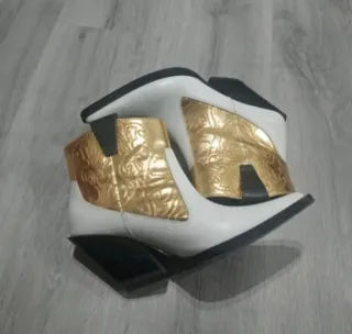 Botines cowboy Zara blancos y dorados